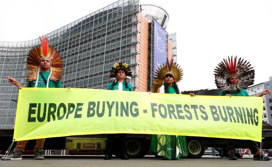 Ces activistes indigènes brésiliens tenaient une large banderole avec le message « L’Europe achète, les forêts brûlent » en guise de protestation contre la destruction de la forêt amazonienne, devant le siège de la Commission européenne à Bruxelles, le 5 novembre 2019.