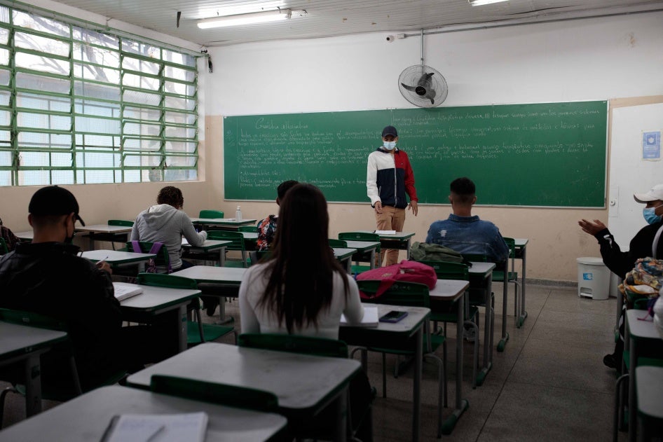 Un enseñante se dirige a sus alumnos durante una clase en una escuela pública en San Pablo, Brasil, el 18 de octubre de 2021 