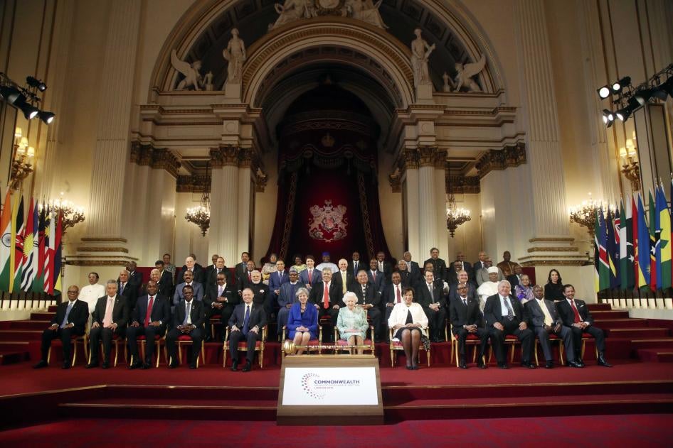 Les dirigeants du Commonwealth lors de l'ouverture officielle de la réunion des chefs de gouvernement du Commonwealth (Commonwealth Heads of Government Meeting, CHOGM) dans la salle de bal du palais de Buckingham à Londres, le 19 avril 2018.