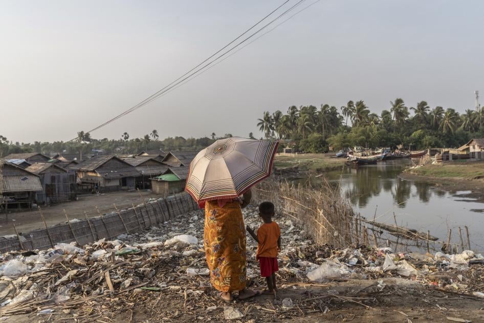 Une femme rohingya et son enfant, devant des détritus éparpillés sur le sol dans un camp à Sittwe (État de Rakhine), dans l’ouest du Myanmar, le 28 mai 2019.