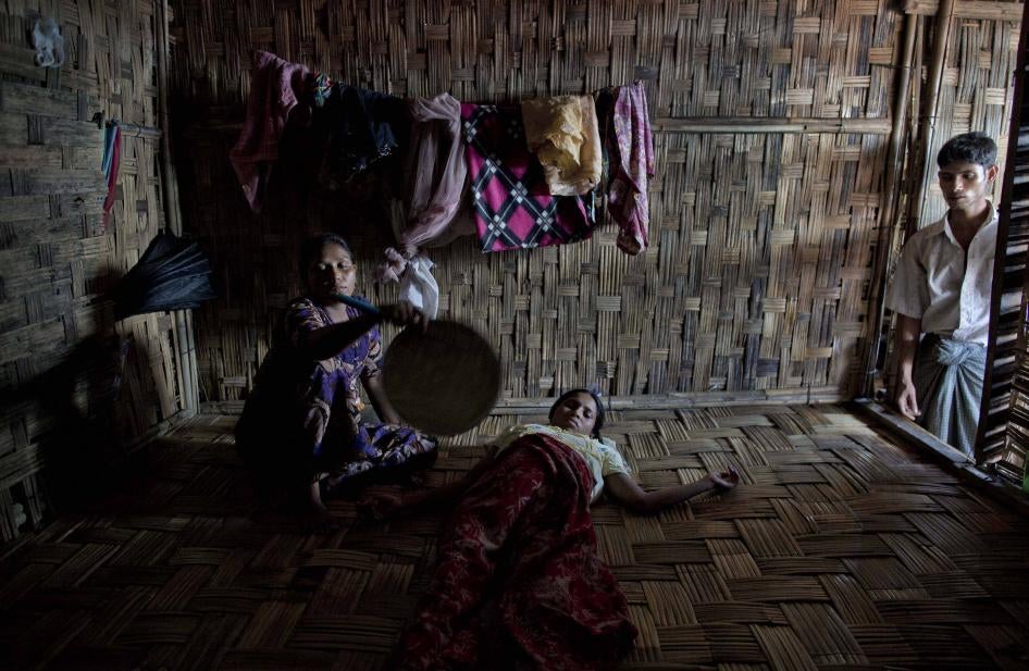 Une jeune femme rohingya enceinte âgée de 20 ans, allongée dans une tente du camp de Dar Paing, à Sittwe, dans l’ouest du Myanmar, le 25 juin 2014.