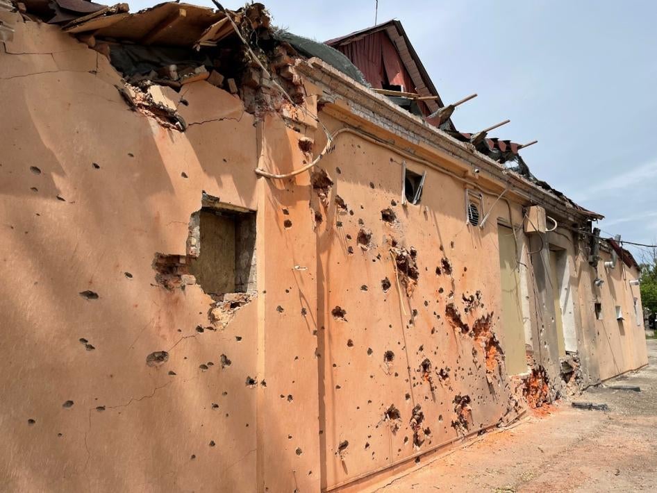 Вибухові та осколкові пошкодження крила Дергачівського ЦПМСД після удару 12 травня, 26 травня 2022 року 