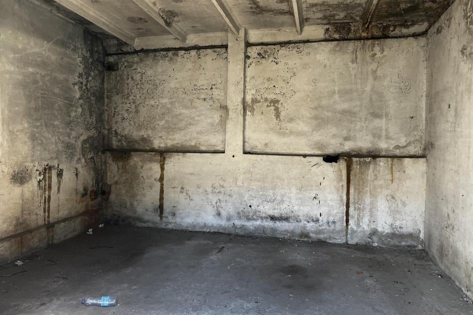 L’un des deux garages situés dans l’enceinte de la Polyclinique de la gare municipale à Izioum, en Ukraine, où les forces russes ont détenu plusieurs hommes. Photo prise le 22 septembre 2022. 