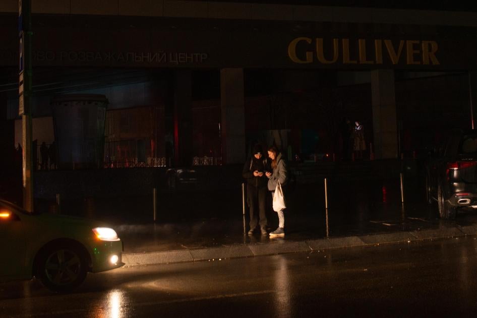 Люди ждут такси в центре Киева 24 ноября. В результате российских ударов по энергосистеме Украины 23 ноября 2022 г. погибли свыше 30 мирных жителей и миллионы людей по всей Украине столкнулись с перебоями в электроснабжении.