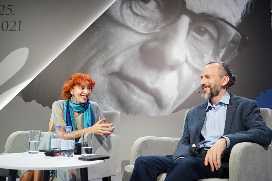 Таня Локшина, замдиректора HRW по Европе и Центральной Азии, и Сергей Лукашевский, директор Сахаровского Центра в Москве, на юбилейной конференции мае 2021 г.  