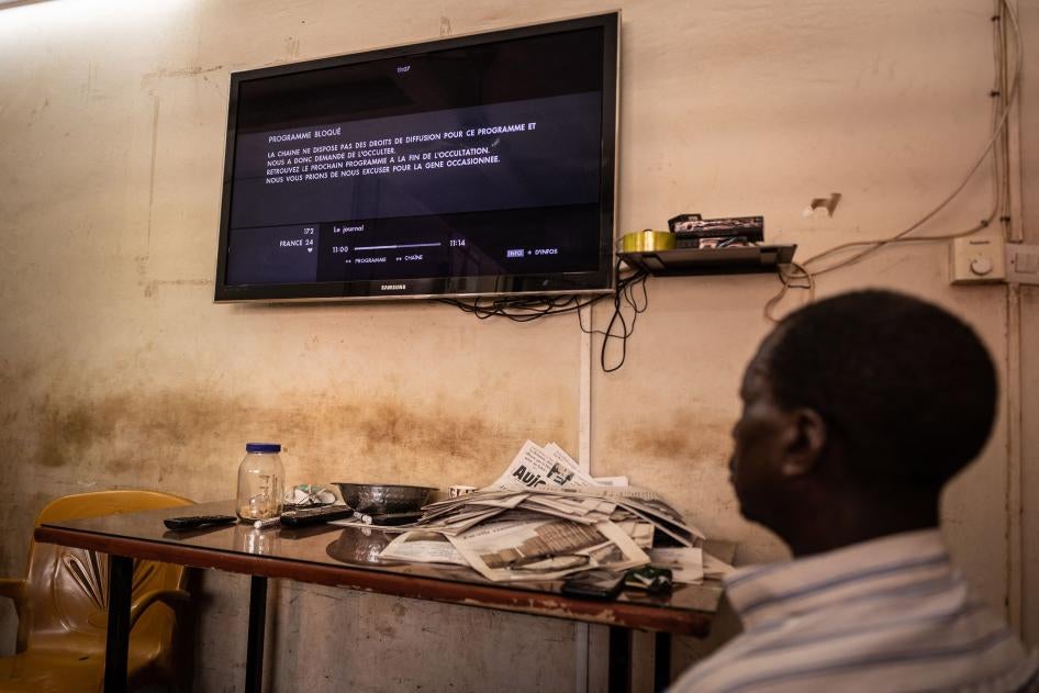 A television shows the cut signal of the France 24 channel, hours after Burkina Faso’s military government suspended the channel on March 27, 2023. 