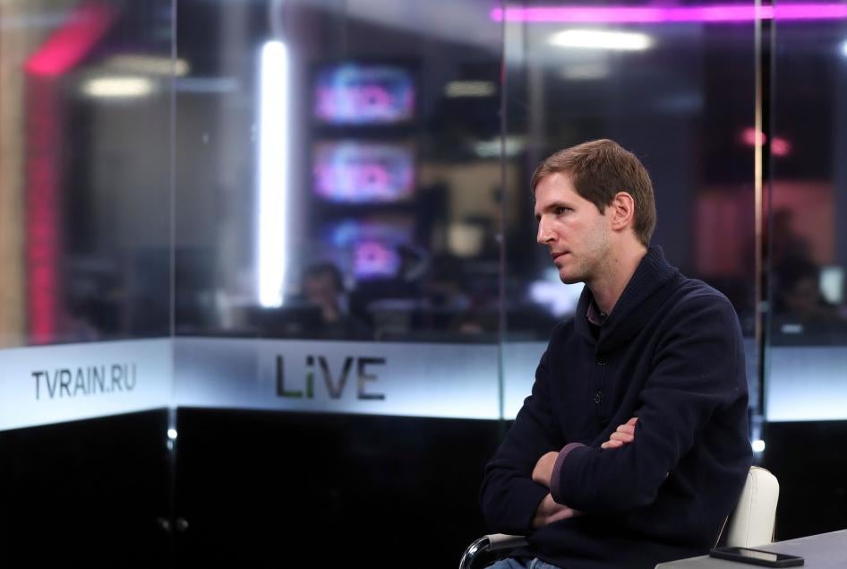 Главный редактор «Дождя» Тихон Дзядко в московской студии в августе 2021 года. Генеральная прокуратура России 25 июля 2023 г. объявила телеканал «нежелательной» организацией. 