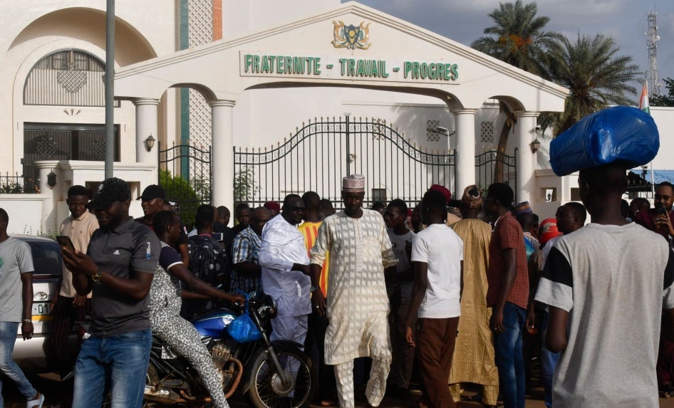 Des manifestants protestent contre la détention du président Mohamed Bazoum par l'armée à Niamey, au Niger, le 26 juillet 2023.