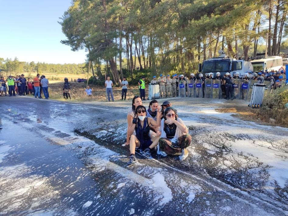 Polis,Türkiye'de Muğla ilinde yer alan Akbelen ormanında ağaç kesimini durdurmaya çalışan çevre aktivistlerine karşı göz yaşartıcı gaz ve tazyikli su kullandı. 29 Temmuz 2023