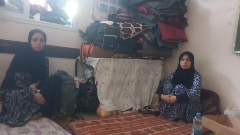 Iman (kiri), 19 tahun, dan saudara perempuannya Abir, yang tinggal di Gaza, adalah penyandang disabilitas pendengaran dan menggunakan bahasa isyarat untuk berkomunikasi. Iman mengatakan, “Saya tidak punya alat bantu dengar, jadi saya tidak tahu kapan mereka melakukan pengeboman! Saya bisa merasakan getaran di bawah kaki saya, dan saya melihat orang-orang berlarian tanpa tahu apa yang sedang terjadi!” 