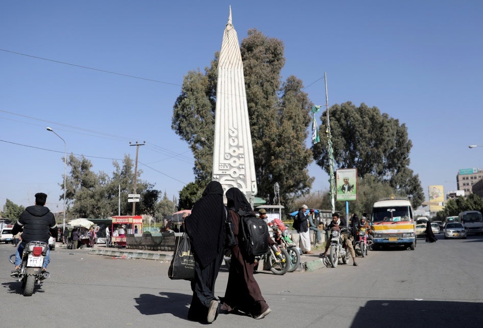 Des femmes marchent sur la "Place du changement" devant l'entrée de l'université de Sanaa, Yémen.