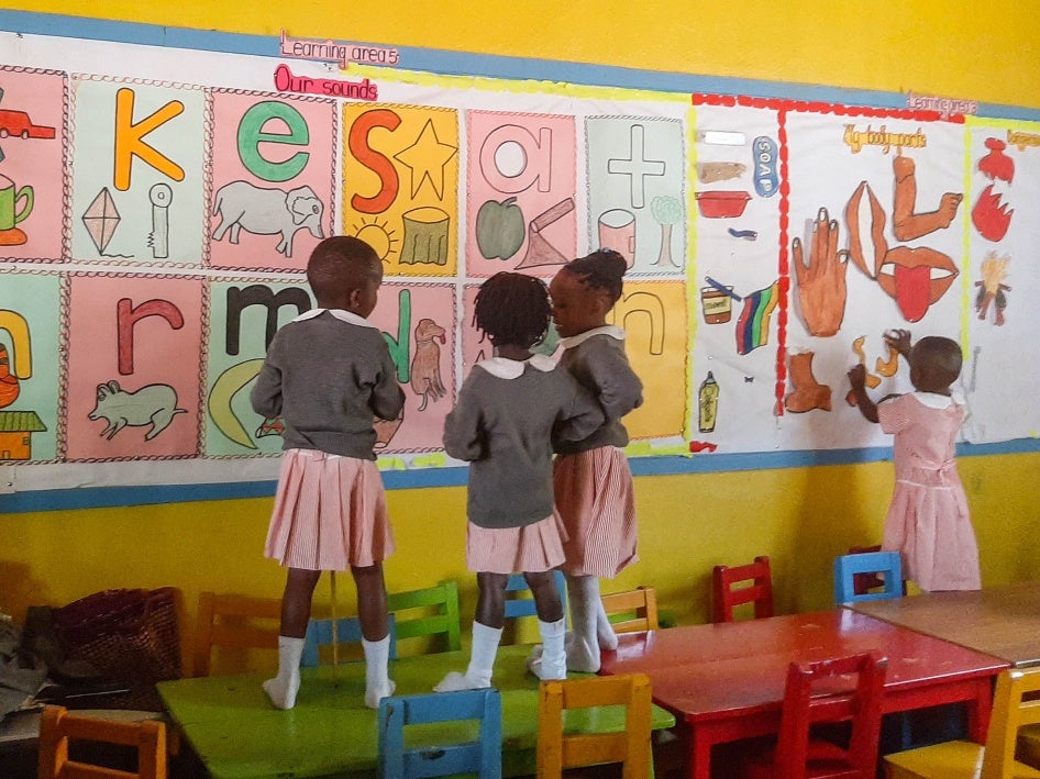 4 filles dans une salle de classe