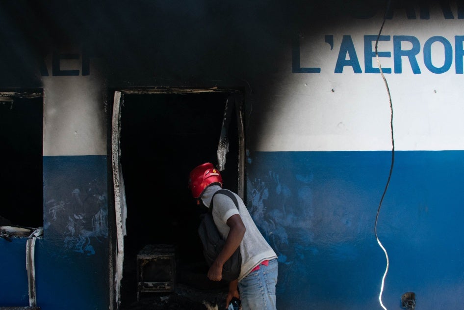 Un homme regarde à l’intérieur des locaux incendiés du Commissariat de l'Aéroport à Port-au-Prince (Haïti), le 5 mars 2024