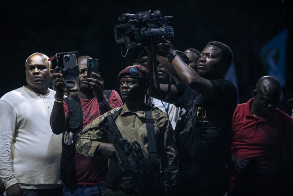Des journalistes assistent à un meeting pour dans le cadre de la campagne électorale du président Felix Tshisekedi à Goma, dans la province du Nord-Kivu, en République démocratique du Congo, le 10 décembre 2023.