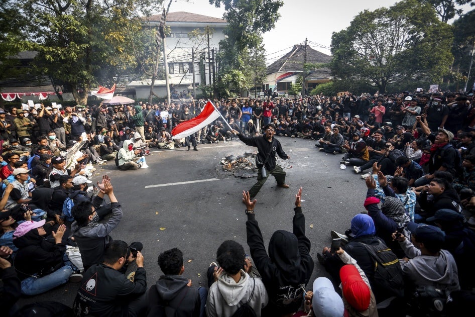 Students protest proposed  amendment to the local election law outside of West Java’s parliament building in Bandung, Indonesia, August 22, 2024. 