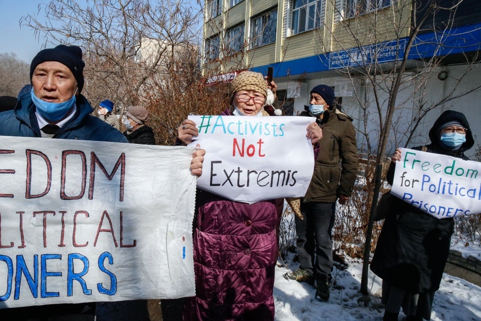  Des manifestants brandissaient des pancartes lors d'un rassemblement de l'opposition à Almaty, au Kazakhstan, le 28 février 2021.