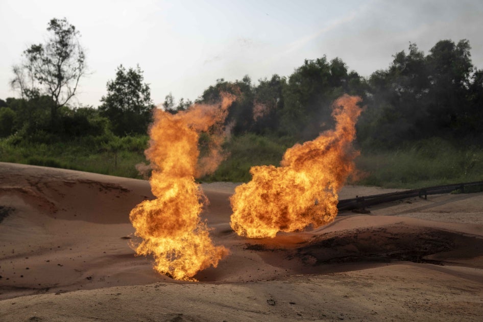 Deux torches de brûlage de gaz excédentaires, situées dans une zone d'extraction de pétrole à Moanda, en République démocratique du Congo, photographiées le 23 décembre 2023. 