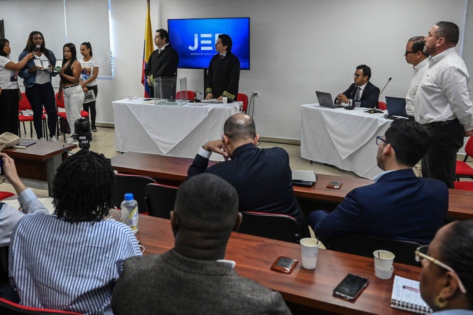 Familiares de víctimas de ejecuciones extrajudiciales y magistrados durante una audiencia de la Jurisdicción Especial para la Paz (JEP) en Cali, Colombia, el 5 de junio de 2023. 