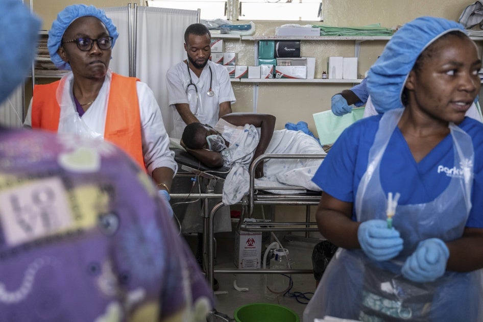 Des personnes blessées lors des combats entre le groupe armé M23 et les forces armées congolaises arrivent à l'hôpital CBCA Ndosho à Goma, République démocratique du Congo, 23 janvier 2025.