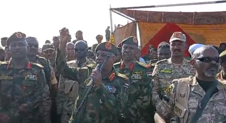 Yasir Al-Atta, un général des Forces armées soudanaises (FAS), prononçait un discours le 19 janvier 2025, neuf jours après l’attaque menée par les Forces du Bouclier du Soudan à Tayba. Derrière lui se trouvait Abou Akla Keikel (deuxième à partir de la droite), le chef des Forces du Bouclier du Soudan.