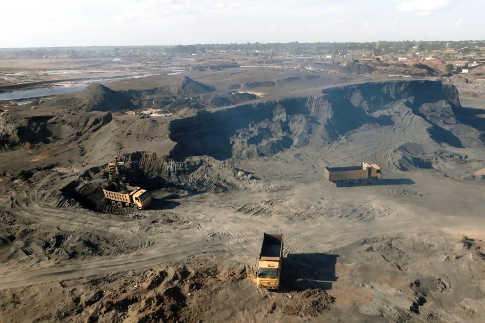 Des camions circulaient sur un site de déchets d’une ancienne mine de plomb et de zinc à Kabwe, en Zambie, surnommé « Black Mountain » (« Montagne noire ») par les habitants. 