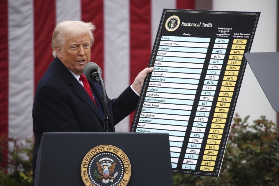 Le président américain Donald Trump présente un tableau répertoriant les droits de douane proposés par les États-Unis à la Maison Blanche, à Washington, le 2 avril 2025.