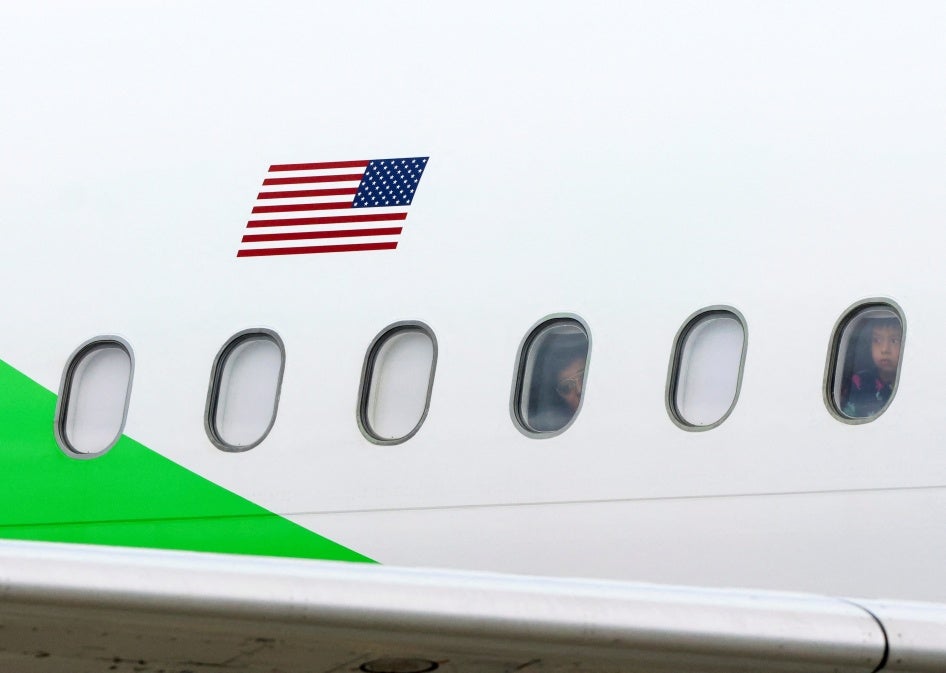 Des migrants aperçus derrière les hublots d'un avion américain en provenance des États-Unis, peu après l’atterrissage de l’avion à l'aéroport Juan Santamaría, à Alajuela, au Costa Rica, le 20 février 2025. 