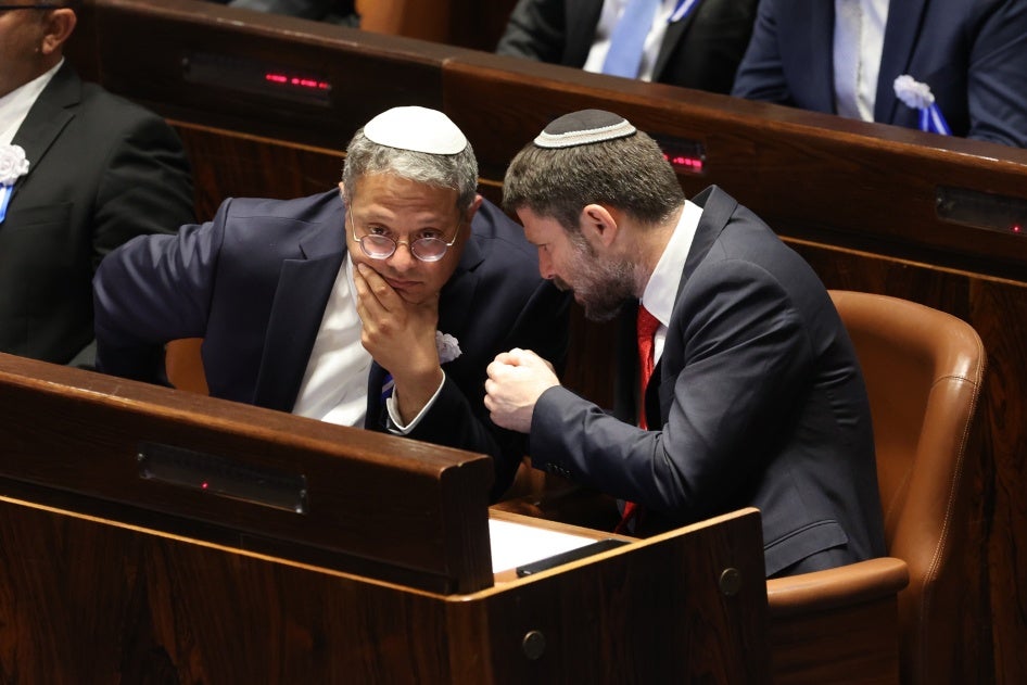 Les hommes politiques israéliens Itamar Ben Gvir (à gauche) et Bezalel Smotrich (à droite), qui étaient alors députés de droite du Parlement (Knesset), discutaient dans l’enceinte de la Knesset à Jérusalem, le 15 novembre 2022.  