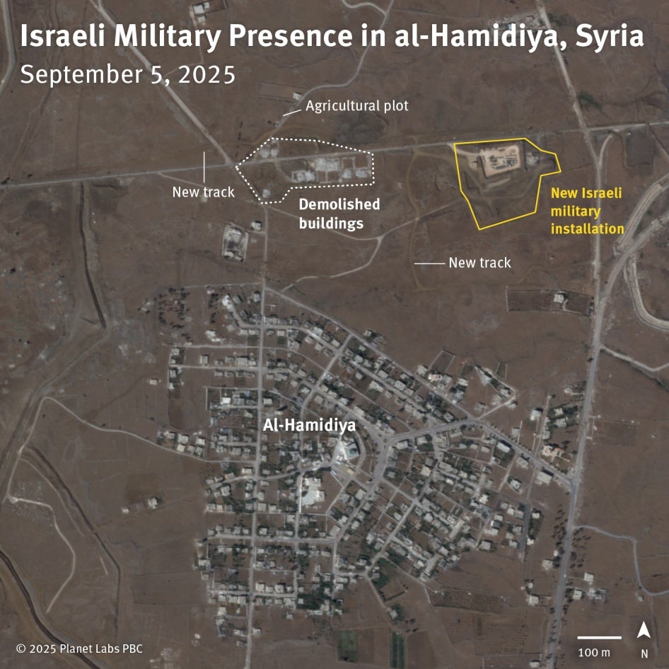 Image satellite du 5 septembre 2025, montrant une douzaine de bâtiments détruits près d'Al-Hamidiya (sud de la Syrie), suite aux démolitions menées le 16 juin 2025 par l'armée israélienne, qui y a construit une nouvelle installation militaire.