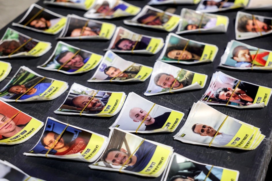 תמונות של בני ערובה ישראליים המוחזקים ברצועת עזה מוצגות במהלך מחאה שאורגנה על ידי משפחותיהם בתל אביב, 27 בספטמבר, 2025. 