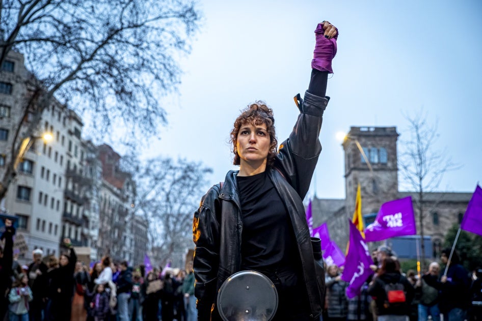 Des milliers de personnes descendent dans les rues de Barcelone, en Espagne, pour une manifestation massive à l'occasion de la Journée internationale des femmes, le 8 mars 2025.