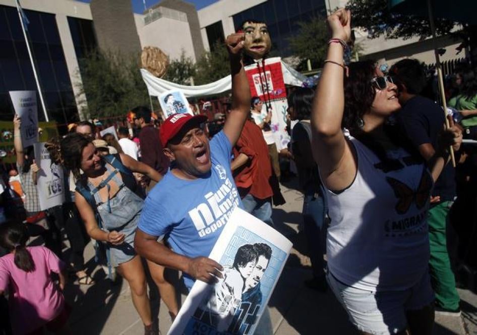 People protest against Immigration and Customs Enforcement at their headquarters in Phoenix, Arizona October 14, 2013. 