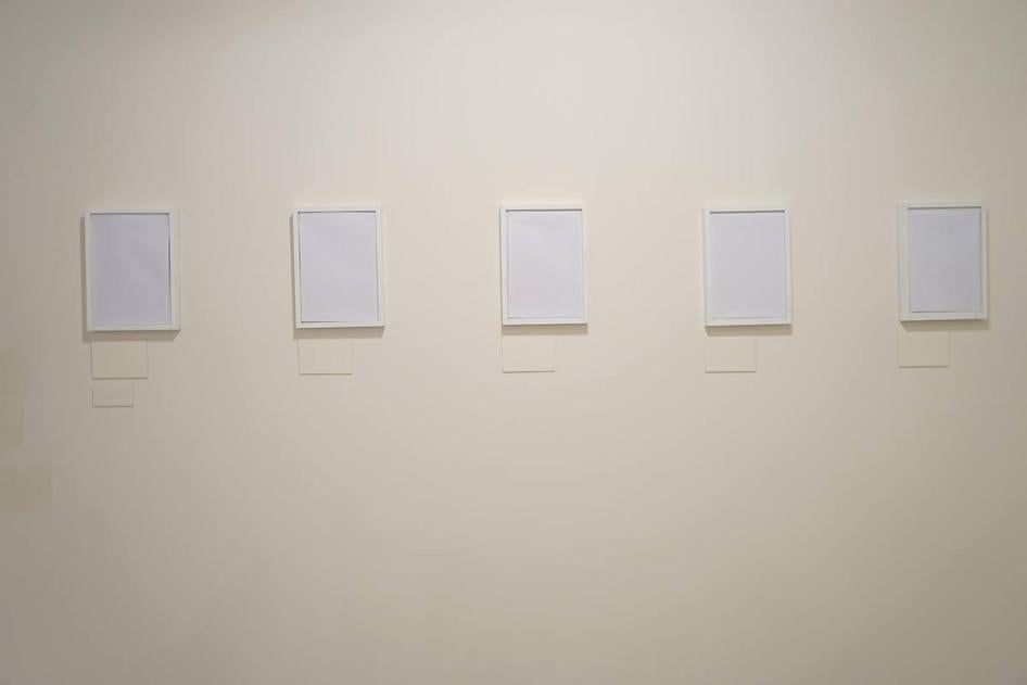 因为中国驻孟加拉大使抗议，达卡艺术高峰会用白纸覆盖部分展出作品，2016年2月。