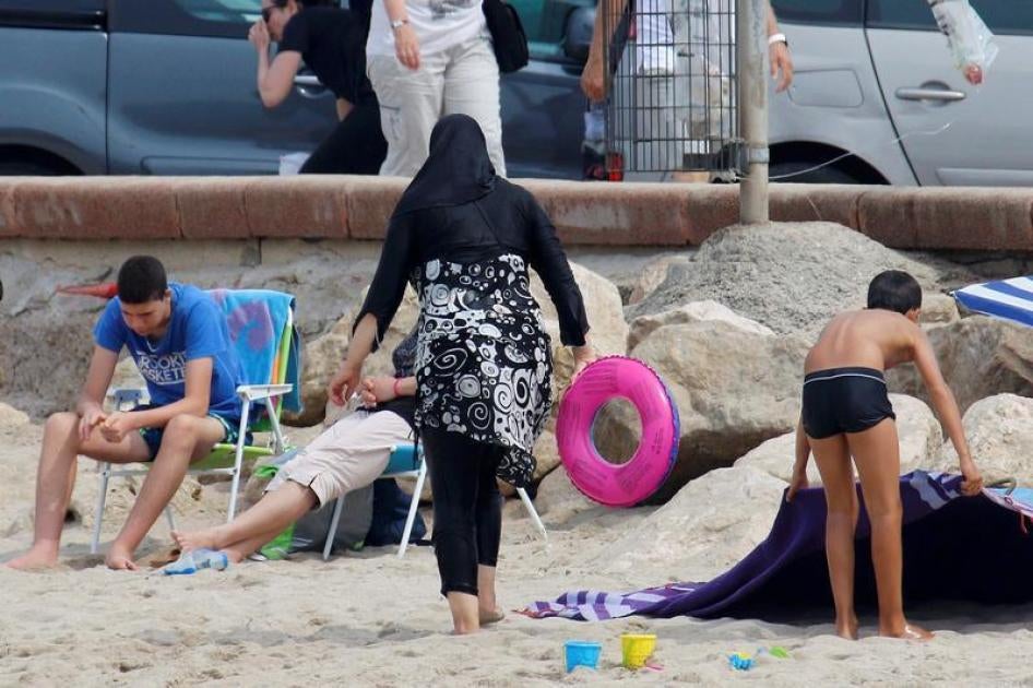 Une femme musulmane portant un burkini, une tenue de bain qui ne dévoile que le visage, les mains et les pieds, sur une plage à Marseille, France, le 17 août 2016.