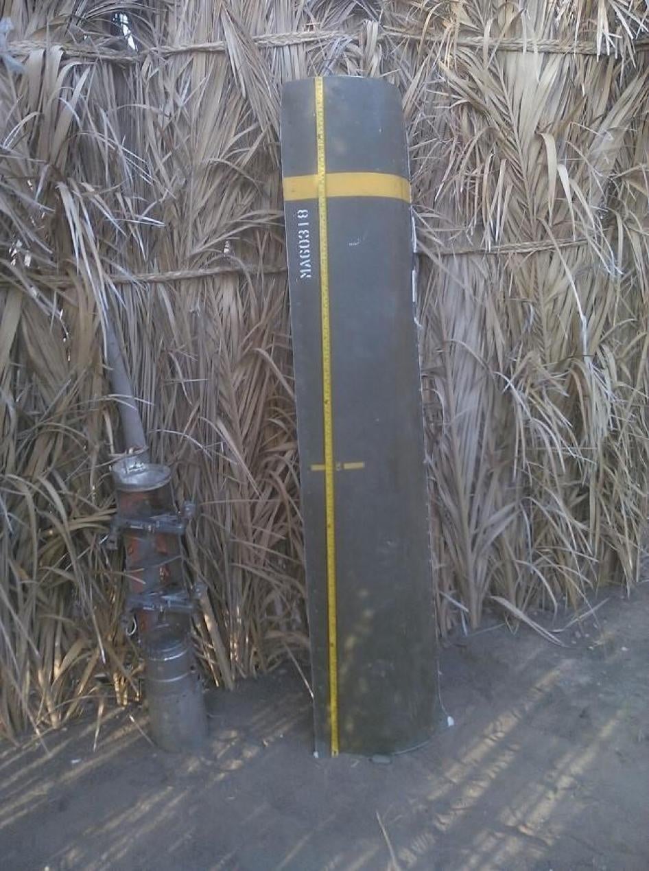  مخلفات قنبلة "سي بي يو-105" ذات مجسات استشعار (إلى اليمين) وعبوة "بي إل يو-108" استخدمت في الهجوم على ميناء الحيمة بمحافظة الحديدة، في 12 ديسمبر/كانون الأول 2015.