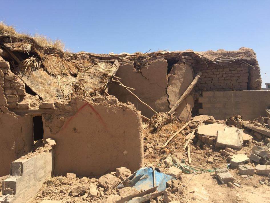 منزل عليه علامة (X) حمراء قبل تدميره، في قره تبه، مايو/أيار 2016.