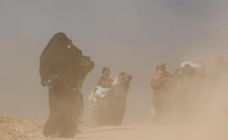 نازحون عراقيون فارون من بيوتهم أثناء قتال القوات العراقية مع مقاتلي "الدولة الإسلامية" في غرب الموصل، العراق، 6 مارس/ آذار 2017. 