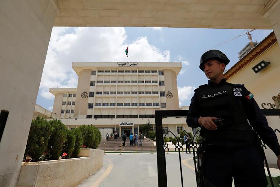A Jordanian police officer stands guard in front of the parliament in Amman, Jordan May 29, 2016.
