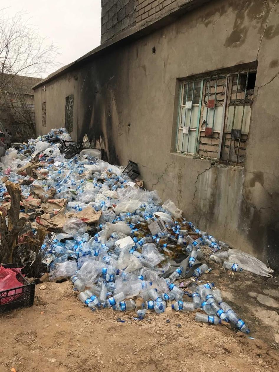 گردۆڵكه‌یه‌ك له‌ ده‌به‌ی ئاوی خواردنه‌وه‌ كه‌ پڕبوون له‌ میز له‌ ده‌ره‌وه‌ی كونی ژووری زیندانێكی ٣به‌٤ كه‌ ٣٨ زیندانی تێدابوو.