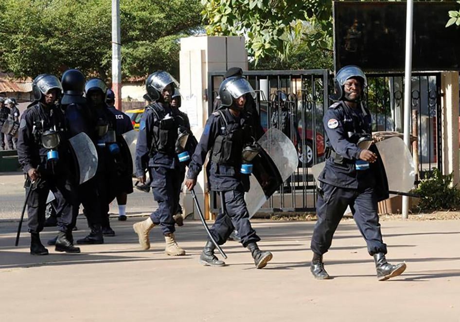 Gambian security officers at the Supreme Court in Banjul, December 5, 2016.