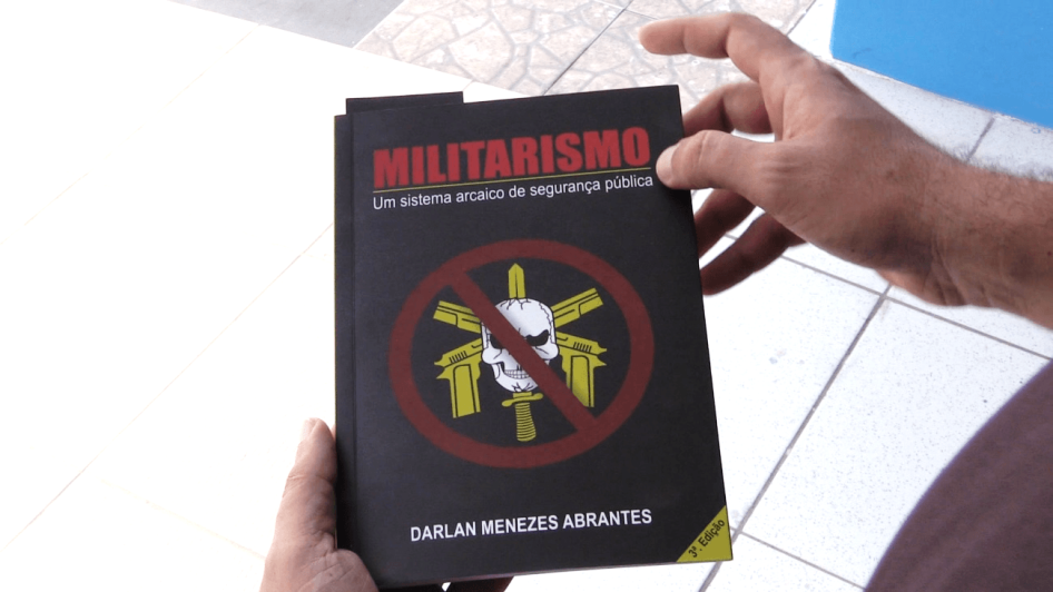 Ex-policía militar Darlan sujeta su libro.
