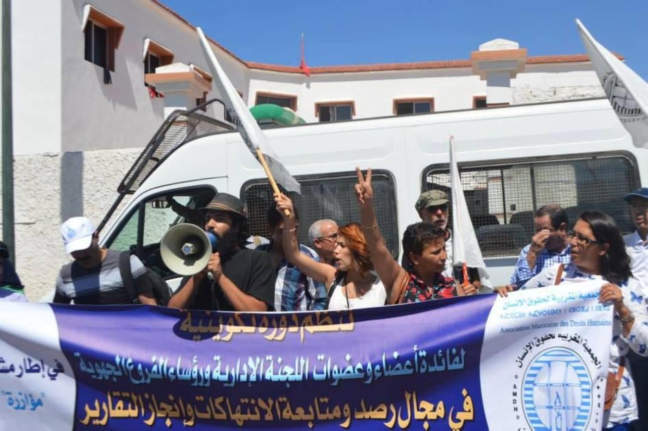 Activists from the Moroccan Association for Human Rights (AMDH) demonstrate after local authorities prohibit them from fholding a planned training workshop, Rabat- Morocco, December 2014.