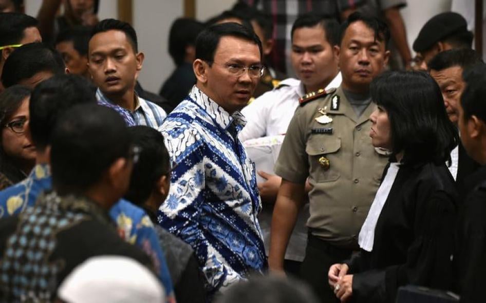 锺万学（Basuki “Ahok” Purnama）市长以亵渎罪遭雅加达法院判刑，2017年5月9日。