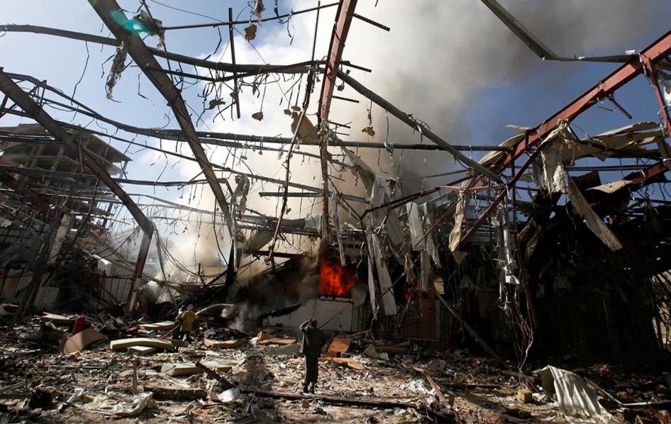 أنقاض الصالة الكبرى في صنعاء، عاصمة اليمن، بعد إغارة طائرات التحالف بقيادة السعودية على مراسم العزاء هناك في 8 أكتوبر/تشرين الأول، 2016. 