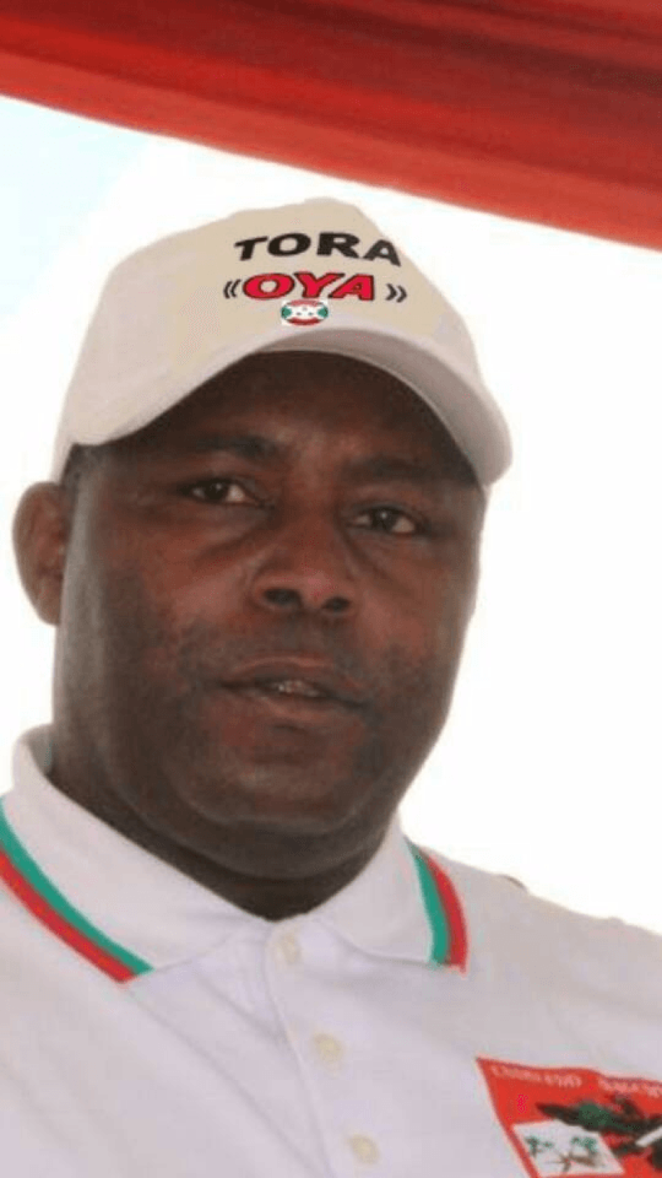 Une photo retouchée du secrétaire général du parti au pouvoir au Burundi, Évariste Ndayishimiye, portant une casquette sur lequel on peut lire « Votez ‘non’ » en kirundi. 