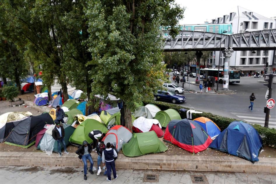 Tentes dans un camp de migrants de fortune, dans une rue près des stations de métro Jaurès et Stalingrad à Paris (France), le 28 octobre 2016. 