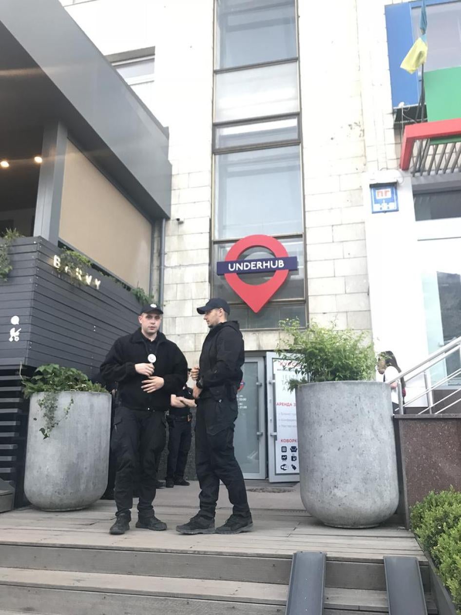 Київська поліція чекає знадвору біля місця проведення заходу Amnesty International в Україні, зірваного членами радикальних угруповань. Київ, Україна. 10 травня 2018 року. 