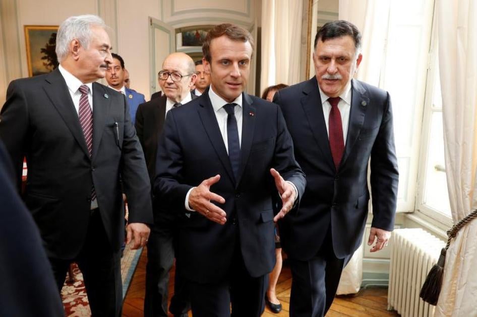 Le président français Emmanuel Macron, photographié avec le Premier ministre libyen Fayez al-Sarraj (à droite) et le général Khalifa Haftar (à gauche), commandant de l'Armée nationale libyenne – distincte des forces armées gouvernementales –  lors d'une r