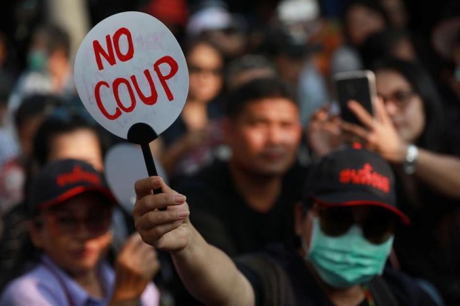 Manifestation en faveur d'élections libres en Thaïlande, tenue près du Monument de la Démocratie à Bangkok, le samedi 10 février 2018, par des activistes interpellant la junte au pouvoir depuis le coup d'État de mai 2014.