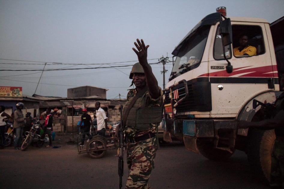 A soldier of the 21st Motorized Infantry Brigade directs traffic in the periphery of Buea, South West, April 2018.